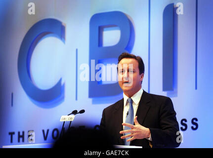 David Cameron durante il suo discorso alla CBI (Confederation of British Industry), presso il centro di design nel nord di Londra, questa mattina. Foto Stock