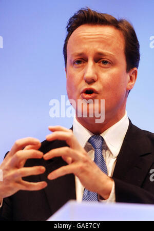 David Cameron durante il suo discorso alla CBI (Confederation of British Industry), presso il centro di design nel nord di Londra, questa mattina. Foto Stock