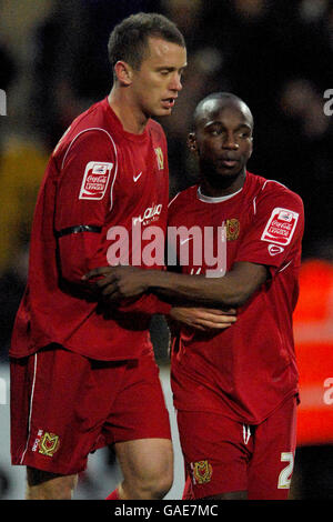 Calcio - Coca-Cola Football League Two - Chester City / Milton Keynes Dons - The Deva Stadium. Jemel Johnson di Milton Keynes Don (a destra) si congratula per aver segnato il suo secondo goal Foto Stock