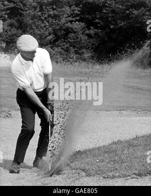 Golf, torneo esso, Moor Park. Roberto de Vicenzo suona da un bunker Foto Stock