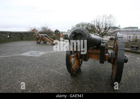 Una vista generale dei cannoni sulle mura storiche di Londonderry Foto Stock