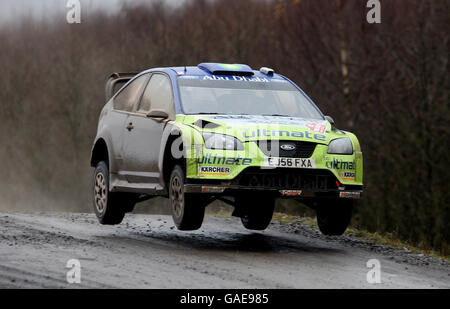 Mikko Hirvonen della Finlandia nella Ford Focus RS WRC 07 salta nella Walters Arena sulla Rheola Special Stage del Wales Rally GB durante il FIA World Rally Championship . Foto Stock