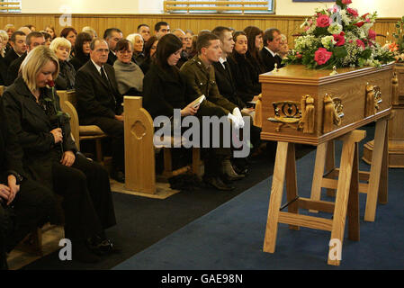 La famiglia di Vicky Hamilton guarda, durante il suo funerale, Sharon Brown, la sorella di Vicky Hamilton (rosa sniffing, all'estrema sinistra), Michael Hamilton, padre di Vicky (all'estrema destra) alla Chiesa parrocchiale di Redding, vicino Falkirk. Foto Stock