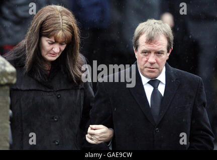 Il padre di Vicky Hamilton, Michael Hamilton e sua moglie Christine lasciano la Redding Parish Church vicino a Falkirk dopo il suo funerale. Foto Stock