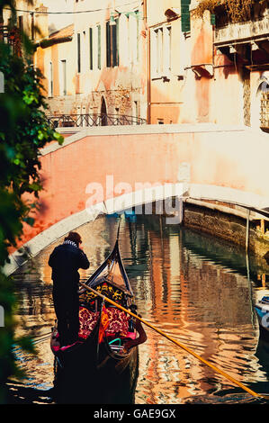 Gondoliere, Canal, Venezia, Venezia, Veneto, Italia, Europa Foto Stock