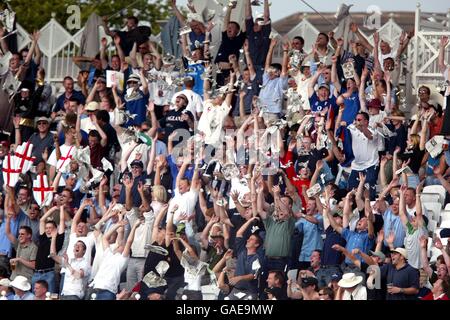 Cricket - Inghilterra / India - secondo test npower - terzo giorno. Tifosi inglesi al Trent Bridge Foto Stock