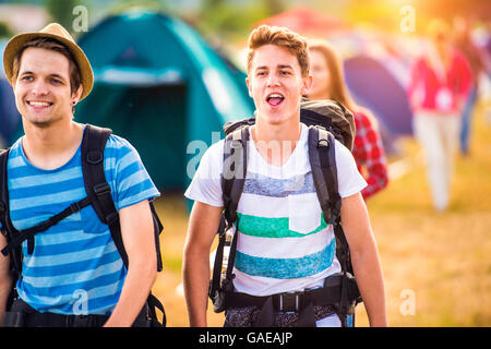 Due ragazzi adolescenti con zaini che arrivano al festival di musica Foto Stock