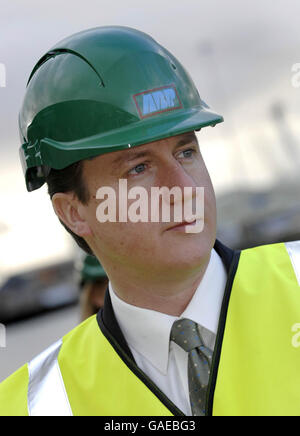 Il leader del Partito conservatore David Cameron durante la sua visita a Newport Docks, Galles del Sud. Foto Stock