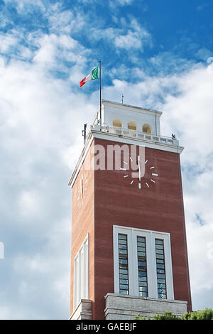 Pescara city hall nel cielo blu Foto Stock