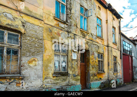 Vecchia casa abbandonata in campagna Foto Stock