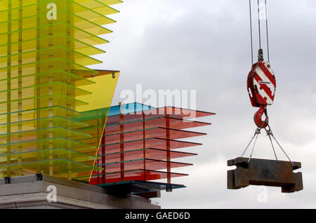 Il modello per un Hotel 2007, una scultura dell'artista tedesco Thomas Schutte, è presentato sul quarto basamento in Piazza Trafalgar. Foto Stock