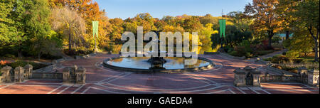 Sunrise nel Central Park a Bethesda con terrazza sul lago, Bethesda Fontana e colorato fogliame di autunno. Manhattan, New York City Foto Stock