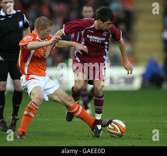 Blackpool Keith Southern e Scunthorpe United's Jack Cork durante la partita del campionato di calcio Coca-Cola a Bloomfield Road, Blackpool. Foto Stock