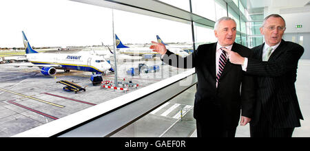 Taoiseach Bertie Ahern (a sinistra) si prepara ad aprire il nuovo molo D all'aeroporto di Dublino con Gary McGann, presidente dell'autorità aeroportuale di Dublino (a destra). Foto Stock