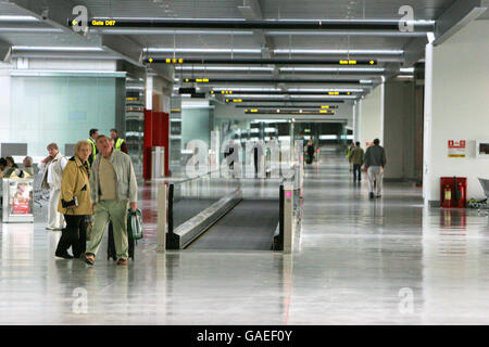 Vista dell'interno del nuovo molo D all'aeroporto di Dublino dopo l'apertura da parte di Taoiseach Bertie Ahern. Foto Stock