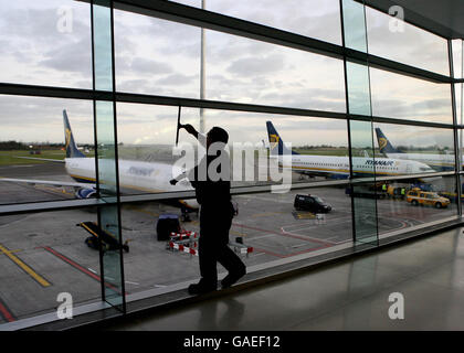 Estensione aeroporto svelata. Un pulitore per finestre aggiunge i tocchi finali al nuovo molo D dell'aeroporto di Dublino. Foto Stock