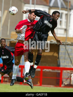 Jason Euell di Charlton Athletic (a destra) salta per la palla con Welling United's John Farley Foto Stock