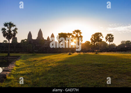 Sunrise a Angkor Wat in Siem Reap, Cambogia, che è un patrimonio mondiale Foto Stock