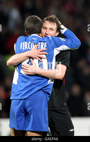 Remy Vercoutre celebra la vittoria del portiere Lyonnais Olympique con il compagno di squadra Kim Kallstrom Foto Stock