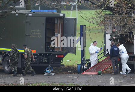 Esperti di smaltimento delle bombe dell'esercito che smantellano due esplosivi trovati nel Fairview Park, nel nord di Dublino. . Foto Stock