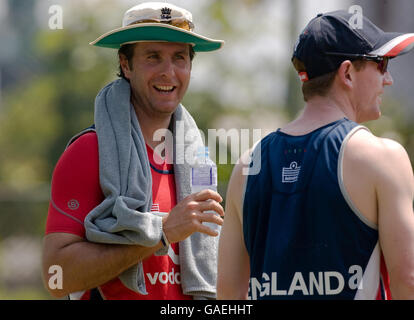 Il capitano dell'Inghilterra Michael Vaughan parla con Paul Collingwood (a destra) durante una sessione di prove di rete allo stadio R.Premadasa, Colombo, Sri Lanka. Foto Stock