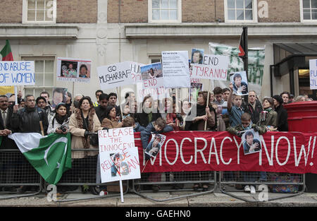 Jemima Khan (sciarpa verde anteriore), ex moglie del politico pakistano incarcerato Imran Khan, fuori dall'alta Commissione pakistana di Londra, dove si è unita ai manifestanti chiedendo la fine dello stato di emergenza e il rilascio di tutti i prigionieri politici nel paese. Foto Stock