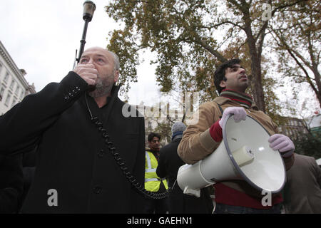 Rispetto il deputato George Galloway (a sinistra), al di fuori dell'alta Commissione del Pakistan a Londra, dove si è Unito ai manifestanti chiedendo la fine dello stato di emergenza e il rilascio di tutti i prigionieri politici nel paese. Foto Stock