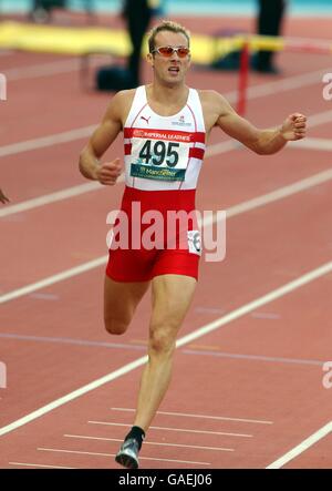 Commonwealth Games, Manchester 2002. Chris Rawlinson in Inghilterra vince la finale di 400m hurdles Foto Stock