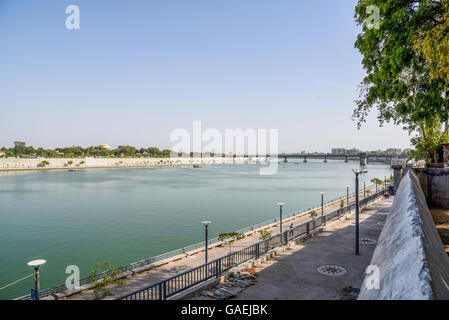 La passerella del fiume Sabarmati anteriore in Ahmedabad, India Foto Stock