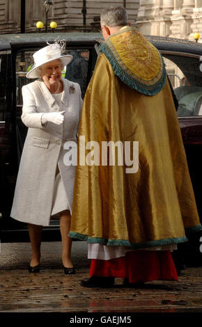 La Regina Elisabetta II della Gran Bretagna viene accolta dal Decano dell'Abbazia di Westminster, Rev John Hall, quando arriva all'Abbazia di Westminster, a Londra, per un servizio di celebrazione per celebrare l'anniversario del matrimonio dei diamanti della Regina e del Duca di Edimburgo. Foto Stock