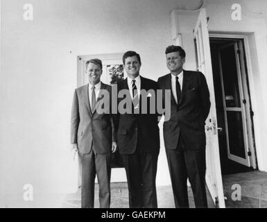 I Fratelli Kennedy alla Casa Bianca: L-R - Robert F. Kennedy, Edward M. Kennedy e il Presidente John F. Kennedy. Foto Stock