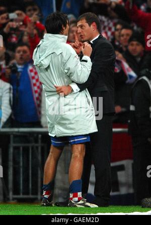 Calcio - Campionato europeo UEFA 2008 Qualifiche - Gruppo e - Inghilterra / Croazia - Stadio di Wembley. Il manager croato Slaven Bilic (a destra) celebra la vittoria dopo il fischio finale. Foto Stock