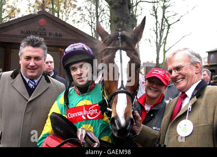 Paul Nicholls, il team Kauto Star Trainer, il jockey Sam Thomas e il proprietario Clive Smith, con il vincitore di Betfair Chas all'ippodromo di Haydock Park. Foto Stock