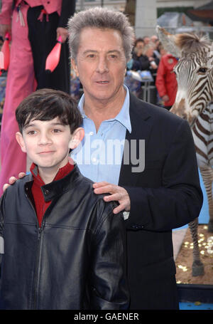 Da sinistra a destra: Zachary Mills e Dustin Hoffman arrivano per la prima cinematografica britannica del Wonder Emporium di MR Magorium al cinema Empire di Leicester Square, Londra. Foto Stock