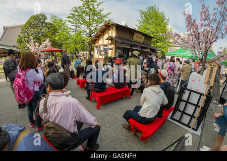 Un pubblico della cerimonia del tè in Asakusa, Tokyo. Foto Stock