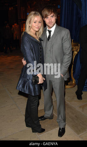 Jonas Armstrong e Sammy Winward al Golden Compass World Premiere Afterparty al Tobacco Docks di Londra. Foto Stock