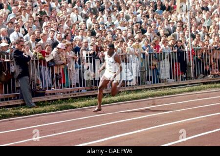 Thomas Robinson di Bahamas tempesta intorno alla curva per la vittoria dentro la finale maschile da 220 yds Foto Stock