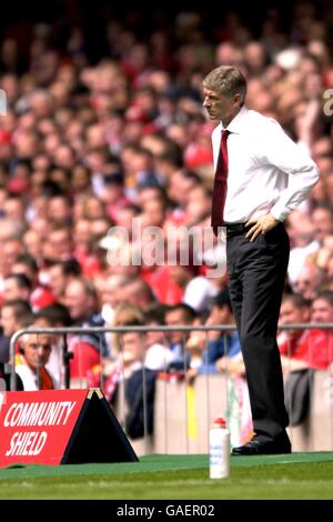 Il manager di Arsenal, Arsene Wenger, guarda la sua squadra battere Liverpool Nell'fa Community Shield Foto Stock