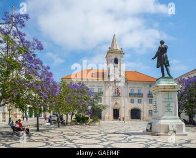 Câmara Municipal de Aveiro (sala comune) e Jose Estevao Magalhaes statua in Praca da Republica di Aveiro, Portogallo. Foto Stock