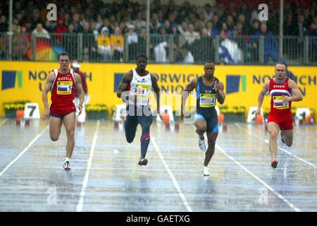 (L-R) Aleksandr Ryabov della Russia, Dwain Chambers della Gran Bretagna, Jon Drummond degli Stati Uniti e Aleksandr Smirnov della Russia in azione Foto Stock