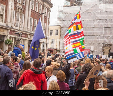 York, Inghilterra. 02Luglio 2016 Oltre 1000 sostenitori della Gran Bretagna che soggiornano nell'Unione europea (UE) hanno marciato attraverso York . Foto Stock