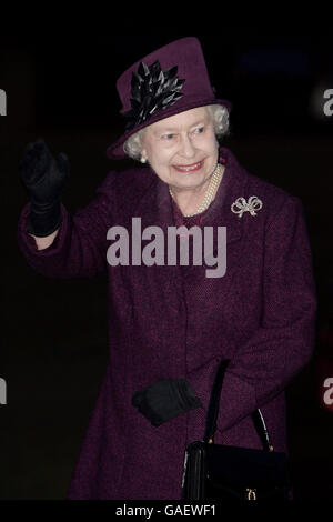 La Regina Elisabetta II della Gran Bretagna ondeggia Arrivederci alla Scuola Stowe di Milton Keynes. Foto Stock