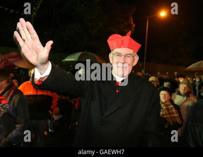 Il Cardinale Sean Brady, capo della Chiesa cattolica in Irlanda, ritorna ad Armagh City, Irlanda del Nord. Foto Stock