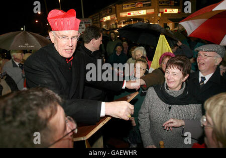 Il Cardinale Sean Brady, capo della Chiesa cattolica in Irlanda, ritorna ad Armagh City, Irlanda del Nord. Foto Stock