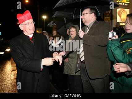 Il Cardinale Sean Brady, capo della Chiesa cattolica in Irlanda, ritorna ad Armagh City, Irlanda del Nord. Foto Stock