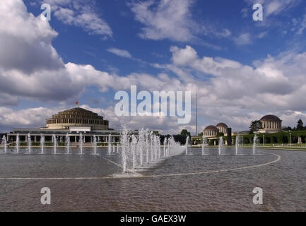 Breslau Jahrhunderthalle und Springbrunnen - Wroclaw Centennial Hall e fontane nel parco Foto Stock