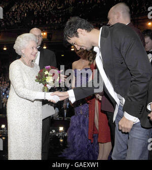 La cantante Enrique Iglesias incontra la regina dopo la Royal Variety Performance all'Empire Theatre di Liverpool. Foto Stock