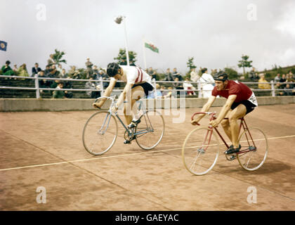 1958 British Empire and Commonwealth Games - Ciclismo - Cardiff. DJC Skene (r) del Galles e AH Markus (l) del Canada durante il Heat 5 dell'evento ciclistico Scratch Sprint di 1000 metri Foto Stock