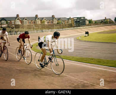 BA Coster (r), Wales' C Rees e M Mckay (l) dell'Irlanda del Nord in Heat 9 dell'evento Scratch Sprint Cycling di 1000 metri, round 1 Foto Stock