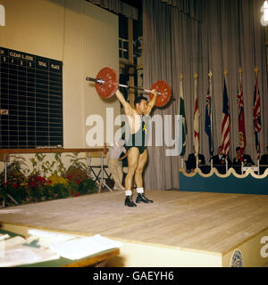 1958 British Empire and Commonwealth Games - Weightlifting - Cardiff. Il sudafricano Jack Kestell in azione durante il sollevamento pesi Foto Stock